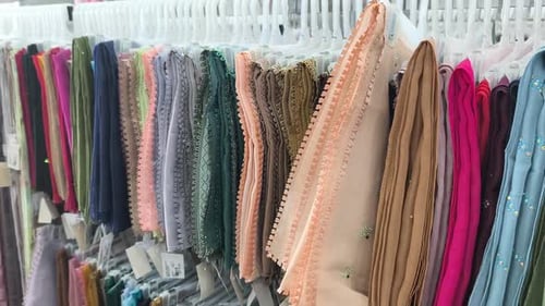 Collection de hijab carrés colorés sur présentoirs à vendre