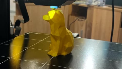 3D-Drucker arbeitet in Nahaufnahme 3D-Drucker druckt Modell aus geschmolzenem gelbem Kunststoff