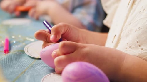 Frohe Ostern Kinder verzieren Ostereier am heimischen Tisch Nahaufnahme