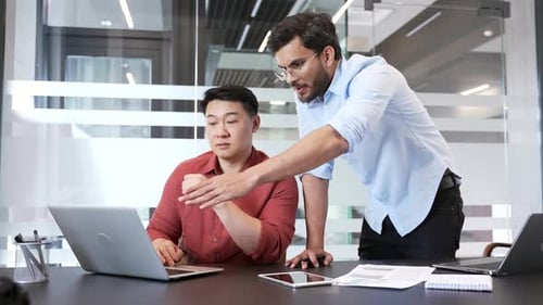 начальник и подчиненный обсуждают рабочие вопросы