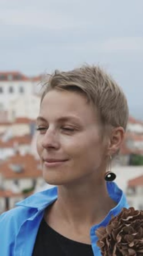 Portrait d'une femme élégante adulte sur fond de