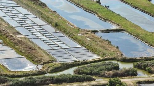 Pântano de cultivo de sal marinho, França, vista de drone do litoral de Saint-Hilaire-de-Riez Vendee