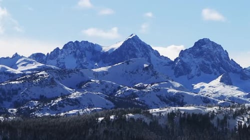 Drone aérien de la station de ski et de snowboard de Mammoth Mountain de Hemlocks, Minarets de Californie, imposants et dentelés
