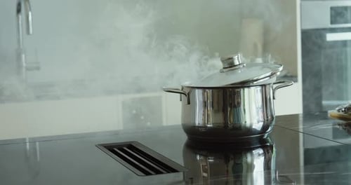 Fumer une marmite sur la cuisinière crée un risque d'incendie dans la cuisine