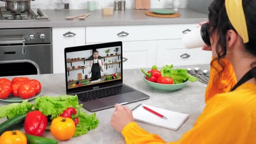 Seminario web culinario en línea sobre una mujer en la cocina del hogar: escuche al chef