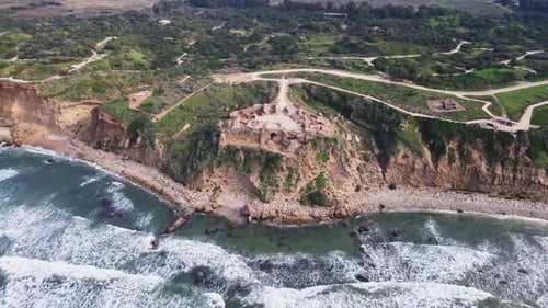Drone survolant la côte du parc national d'Apollonia - Herzliya, Israël