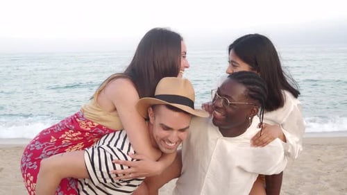 Gruppe junger, vielfältiger Freunde, die Spaß im Sommer am Strand haben