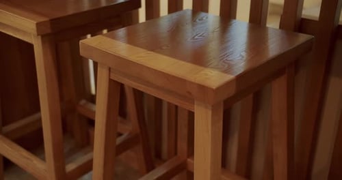 Close Up Holzstuhl, umweltfreundlich, Café, leerer Esstisch und Stühle