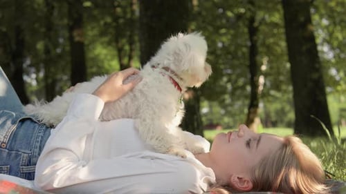 Un moment de joie a capturé une jeune femme se relaxant béatement avec son adorable chien dans un magnifique