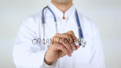 Organspenderarzt schreibt auf Glas