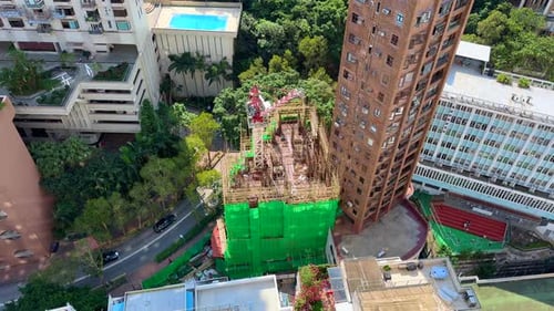 Sitio de construcción rodeado de andamios de bambú en la crisis inmobiliaria de Hong Kong, China