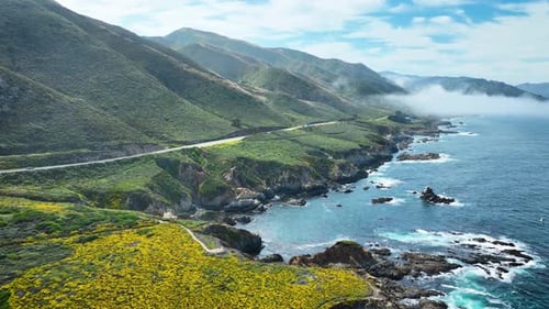 Luftaufnahme des Pacific Coast Highway und der Küste in Kalifornien