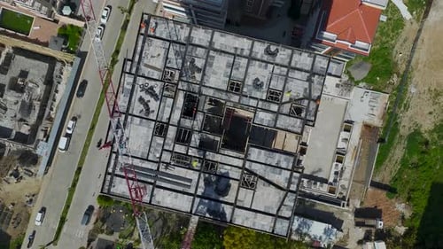 Luftbild Video großen Baustelle mit Arbeitern, die Betonturmdrehkrane ausgießen, aufsteigen und