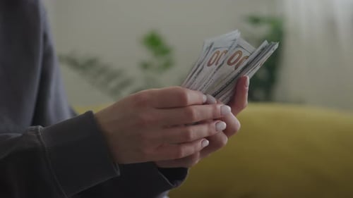 Mãos femininas contando dinheiro e dinheiro de perto