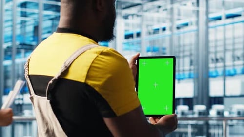 Smart Factory-Experte testet automatisierte Systeme mit Greenscreen-Tablet