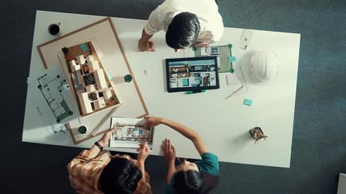 Draufsicht auf ein Tablet, das wie ein Ingenieur aussieht und das Gebäudedesign plant. Ernährung.
