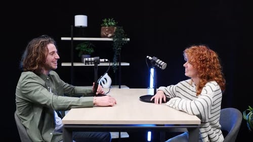 Les podcasteurs se cognent le poing pendant la session d'enregistrement