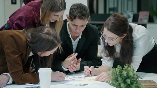 Une équipe créative de jeunes professionnels qui réfléchissent et planifient, des collègues penchés sur la table et