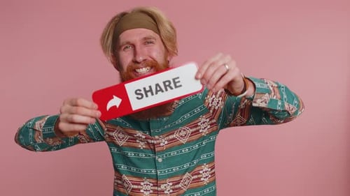 Hombre hippie que muestra un letrero de Banner, como un comentario, compartir comentarios de blogueros en redes sociales, seguidores en línea