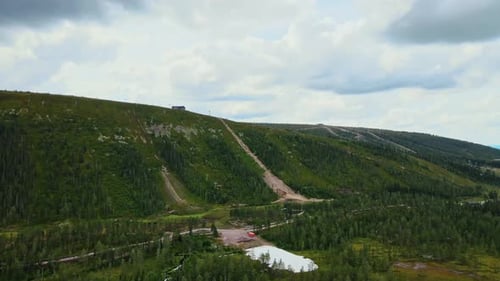 Vue de la station de ski de Hundfjället pendant l'été, Sälen, Dalarna, Suède - prise de vue aérienne par Drone