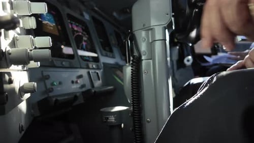 Pilotieren Sie in einem modernen Jet-Cockpit und wählen Sie vor dem Anflug die Landegeschwindigkeiten aus. Linke Kapitänsseite, niedriges A