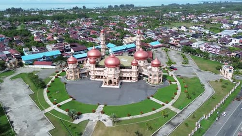 MT - Belle mosquée dans un paysage rural paisible