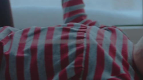 Fröhliches kleines Mädchen mit einem E-Mail-Symbol auf ihrem Gesicht Kommunikationskonzept