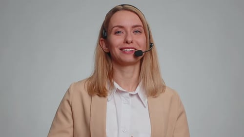 Femme portant un casque, travailleuse indépendante, centre d'appels, opérateur de service d'assistance téléphonique, communication