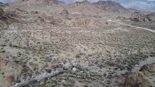 Vista aérea al revés del paisaje de Mobius Arch durante un día nublado en California: hermoso paisaje i