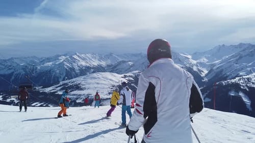 Snowboarder. Mann snowboardet in den Alpen
