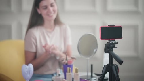 Feliz vloguera de belleza terminando su Vídeo descripción general o tutorial