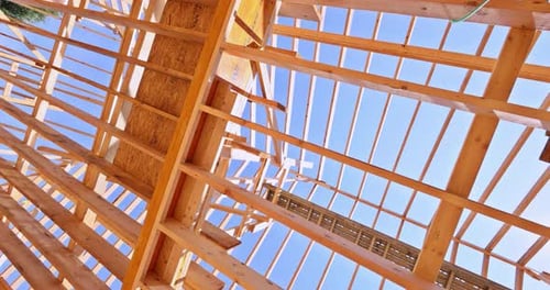 Bau von Holzdachbalken aus Dachbindern und Dachsparren mit Balken