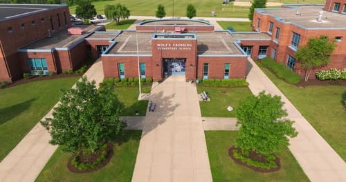 Vue aérienne au-dessus du bâtiment de l'école primaire américaine un jour d'été