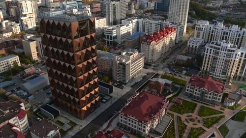 Moderne Stadt mit wunderschöner Architektur und modernen Geschäftsgebäuden