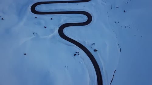 Vue aérienne de la route du col du Julier depuis le haut, Suisse.