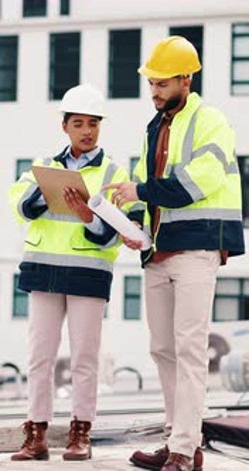 Mujer, hombre e ingeniero con portapapeles en la azotea, planificación y mantenimiento de edificios en la ciudad