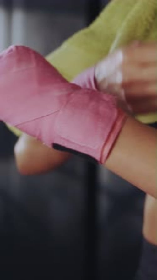 Boxerin wickelt sich vor dem Training die Hände