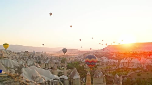 Montgolfières au-dessus de la Cappadoce - Vue aérienne 2K