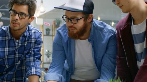 Ein
vielfältiges Team kreativer Entwickler arbeitet an der Problemlösung auf einem Laptop. Stylische junge Leute in der