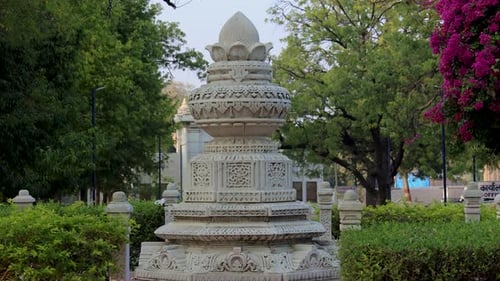 Des piliers en marbre sacré jaïns isolés avec des œuvres d'art uniques de jour prises à angle plat. Vidéo prise à Ranakpur