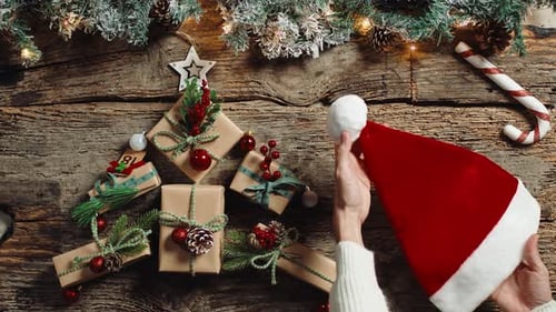 Weihnachtshintergrund mit Geschenken und einem roten Hut