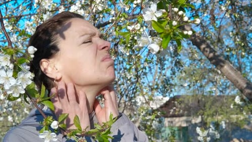 Frustrierte kratzende Frau im Freien