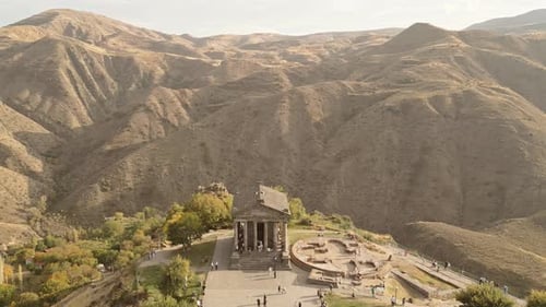 Ancien temple de Garni avec panorama sur les montagnes