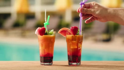 Fruchtcocktail in der Hotelbar Zwei Cocktailgläser Jubel in den Händen auf Meereshintergrund Bartenter