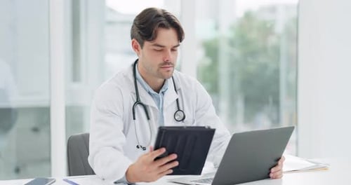 Médecin, tablette et ordinateur portable au bureau pour la recherche, la télésanté et l'information avec connexion réseau