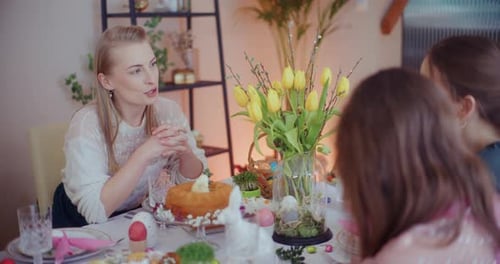 Irmãs conversando em casa no café da manhã de Páscoa em casa