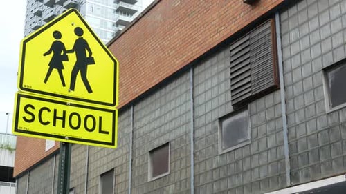 Zona escolar: sinal de trânsito amarelo para pedestres, travessia de pedestres, segurança infantil na rua Queens, Nova York