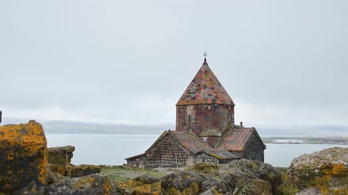 Zeitraffer-Kloster Sevanavank bei bewölktem Tag (Verkleinern)