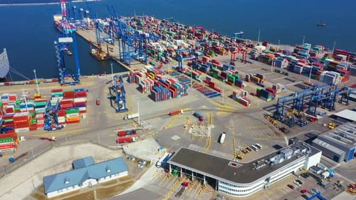 Containerschiff im Export- und Importgeschäft und in der Logistik. Fracht per Kran zum Hafen transportieren.
Wasser