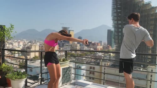 Eine aufregende dynamische Duo-Trainingseinheit auf einem wunderschönen Dach in der Skyline der Stadt